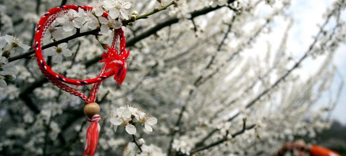 Η είσοδος του Μάρτη δεν σηματοδοτεί μόνο τον ερχομό της Άνοιξης. Ο τρίτος μήνας του έτους φέρνει μαζί του και όμορφα έθιμα τα οποία υιοθετήθηκαν στο πέρασμα των χρόνων.
