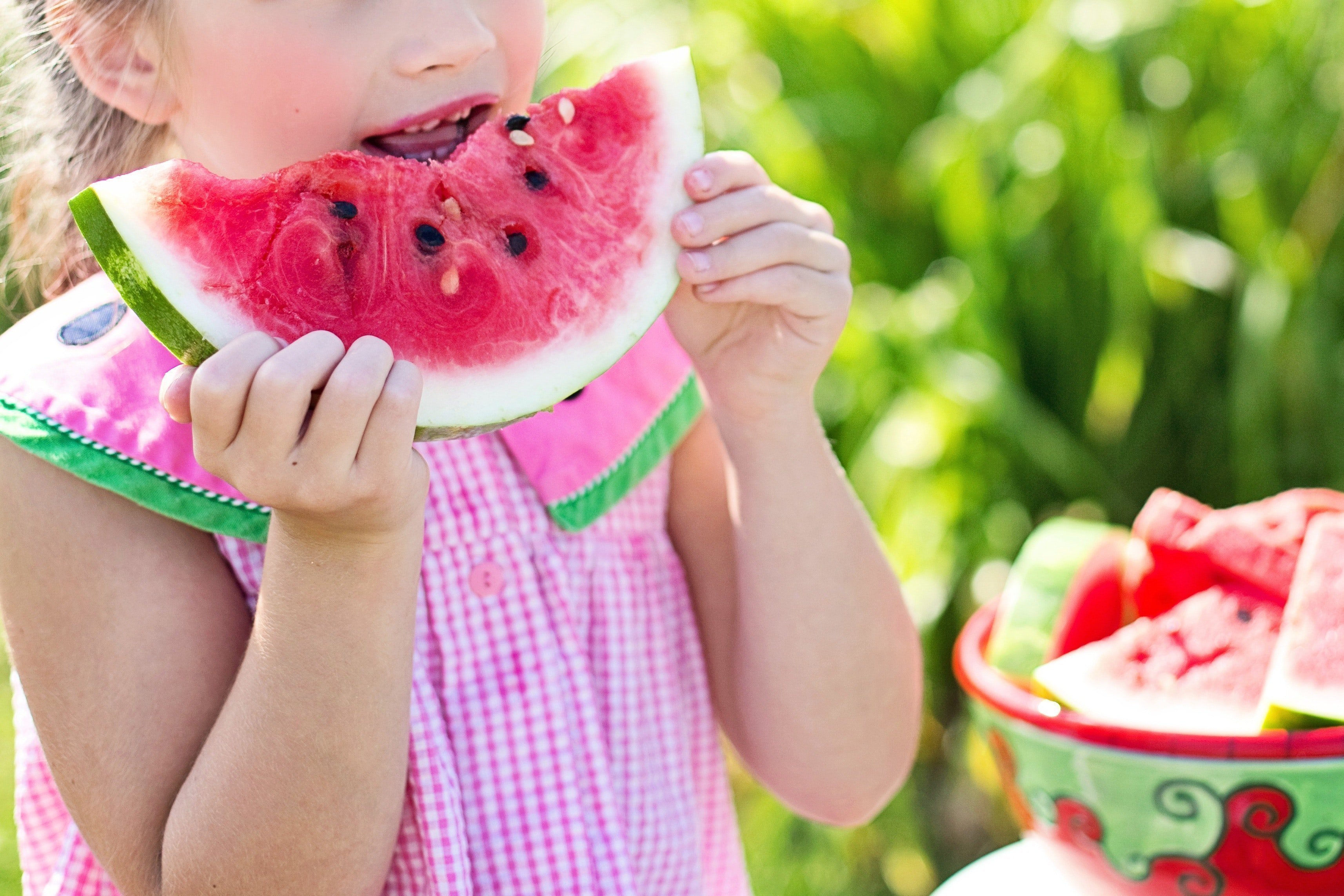 KIDS EATING 