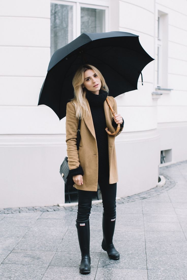 total black outifit with neutrals 