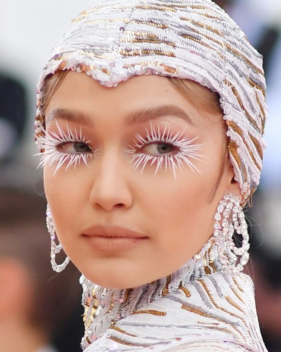 Gigi Hadid eyelashes met gala 2019