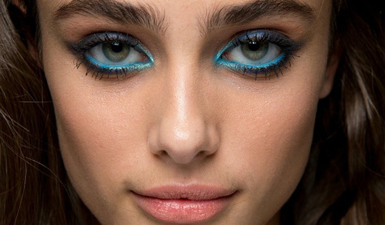 blue mascara