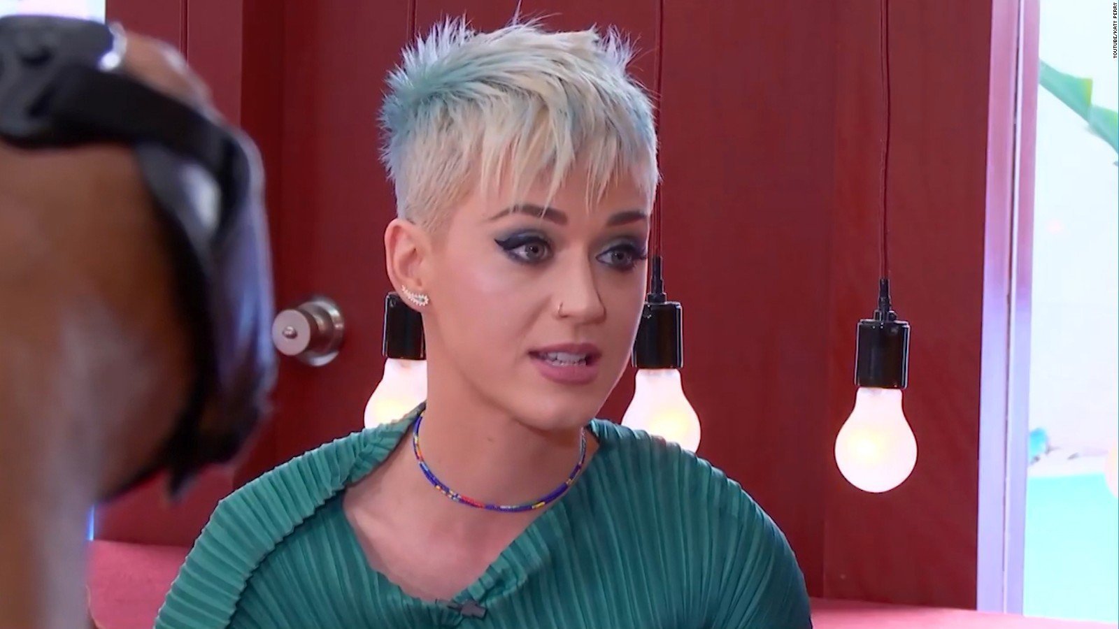 H Katy Perry έχει ένα υπέροχο beauty tip για τους μαύρους κύκλους