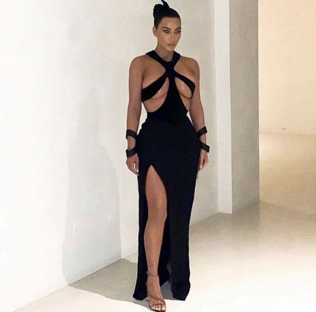 Kim Kardashian: Φόρεσε το πιο γυμνό φόρεμα και έκανε δημόσια εμφάνιση (Φώτο)