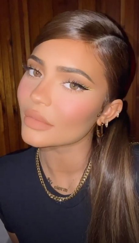 Kylie Jenner yellow eyeliner
