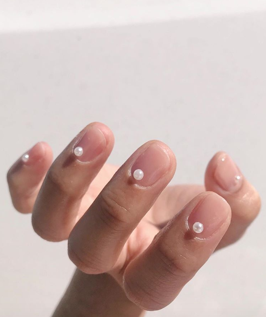 minimal nail art